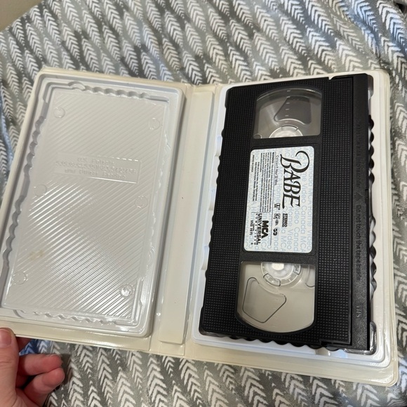 Babe VHS Tape with Colorful Cover - Picture 3 of 3